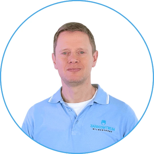 Porträt von Mark Knoblach, Praxismanager im Zahnzentrum Wilmersdorf in Berlin, verantwortlich für Organisation, Service und Patientenbetreuung