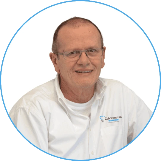 Porträt von Zahnarzt Gerhard Knoblach, Inhaber des Zahnzentrums Wilmersdorf in Berlin, erfahrener Implantologe mit über 35 Jahren Erfahrung und mehr als 20.000 gesetzten Implantaten