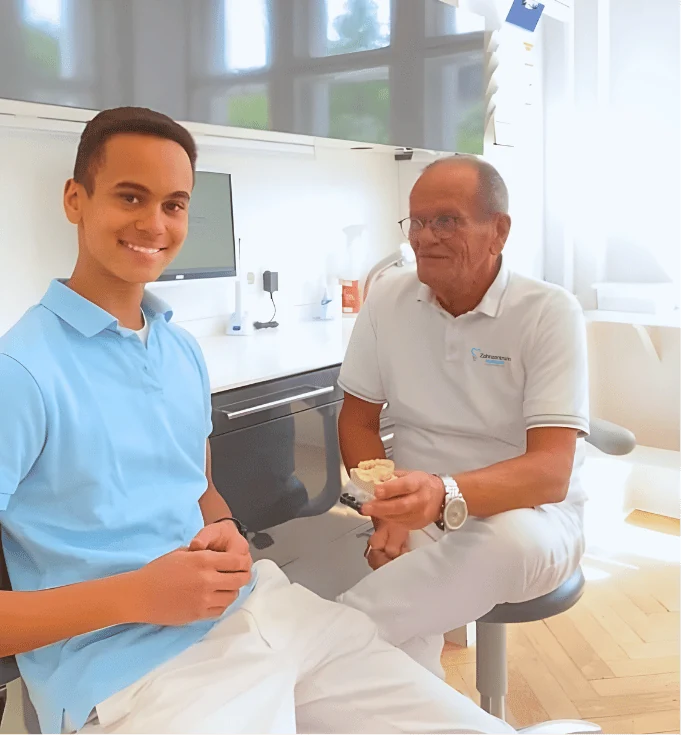 Zahnarzt Gerhard Knoblach erklärt im Zahnzentrum Wilmersdorf die Herstellung von Zahnersatz direkt in der Praxis. Moderne Zahnmedizin Made in Germany.