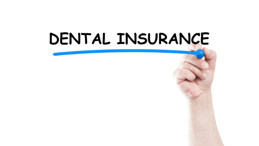 Hand schreibt Dental Insurance als Symbol für Zahnzusatzversicherung und Kostenvergleich beim Zahnarzt in Berlin Wilmersdorf